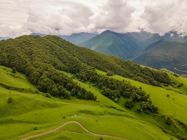 Incredibile paesaggio di montagna. Belle nuvole, campi, montagne. Vista aerea