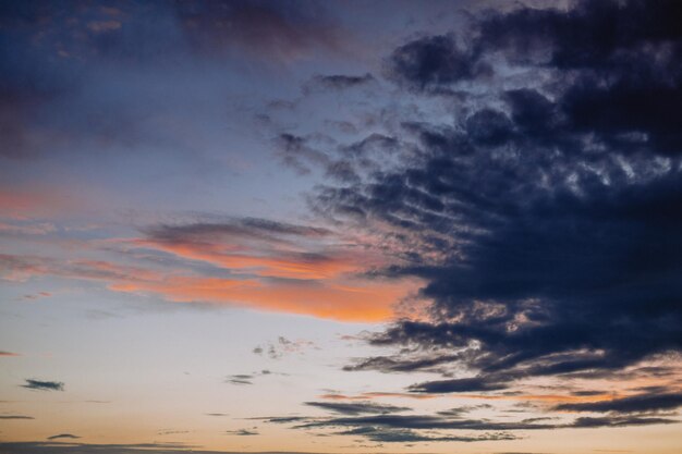 Incredibile paesaggio di montagna con un vivido tramonto colorato sullo sfondo naturale all'aperto del cielo luminoso