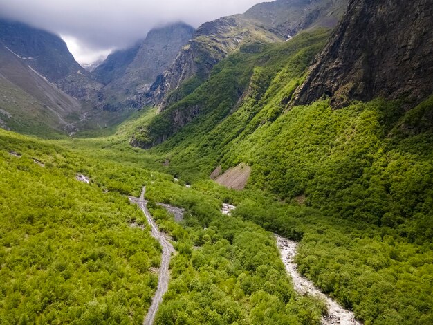 Incredibile paesaggio di montagna. Fiume Midagrabindon. Caucaso, Ossezia. Gola di Midagrabin. Russia