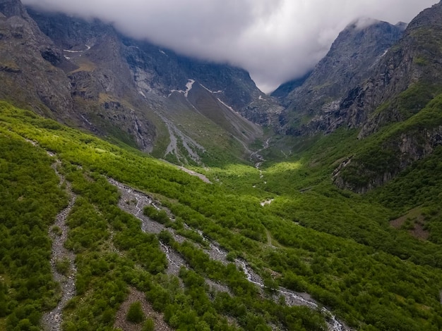 Incredibile paesaggio di montagna. Fiume Midagrabindon. Caucaso, Ossezia. Gola di Midagrabin. Russia