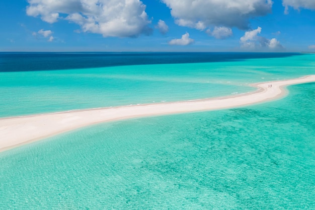 Incredibile paesaggio di viaggio, natura aerea scenica. Banco di sabbia con oceano profondo e laguna turchese