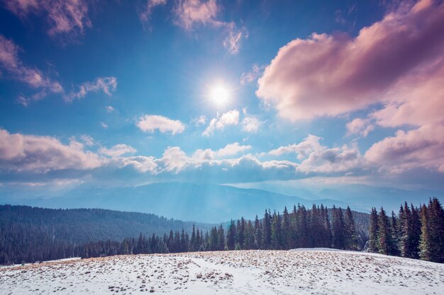 Incredibile paesaggio invernale serale.