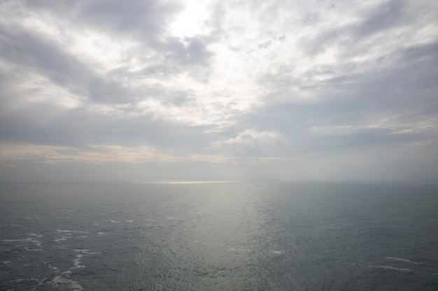 Incredibile paesaggio marino e cielo drammatico