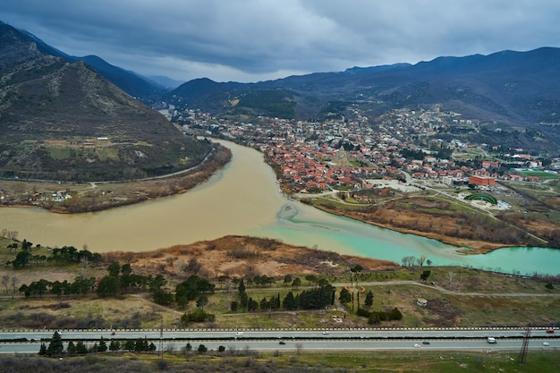 Incredibile paesaggio naturale. La confluenza di due fiumi nella città di Mtskheta in Georgia.