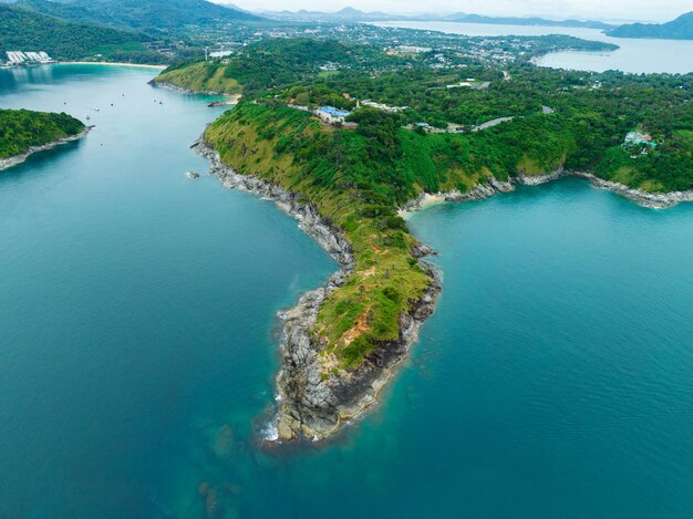 Incredibile paesaggio naturale vista del bellissimo mare tropicale con vista sulla costa del mare nella stagione estiva immagine di vista aerea drone dall'alto verso il basso vista ad alto angolo Situato a Laem Promthep Phuket Thailandia