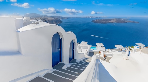 Incredibile paesaggio panoramico, vacanza di viaggio di lusso. Scale della città di Oia, porte blu sull'isola di Santorini