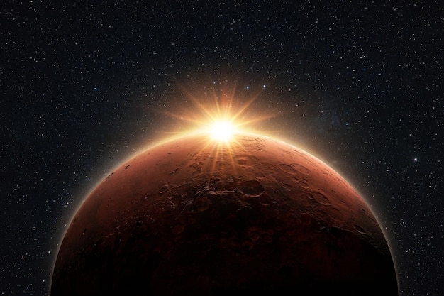 Incredibile pianeta rosso Marte con raggi di alba nello spazio stellato profondo Spazio Wallpaper