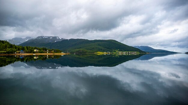 incredibile riflesso nell'acqua di piccole case e montagne nel fiordo norvegese, isola di lofoten