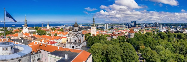 Incredibile ripresa aerea del drone della città vecchia di Tallinn, in Estonia, al tramonto. Bellissimo panorama di Tallinn.