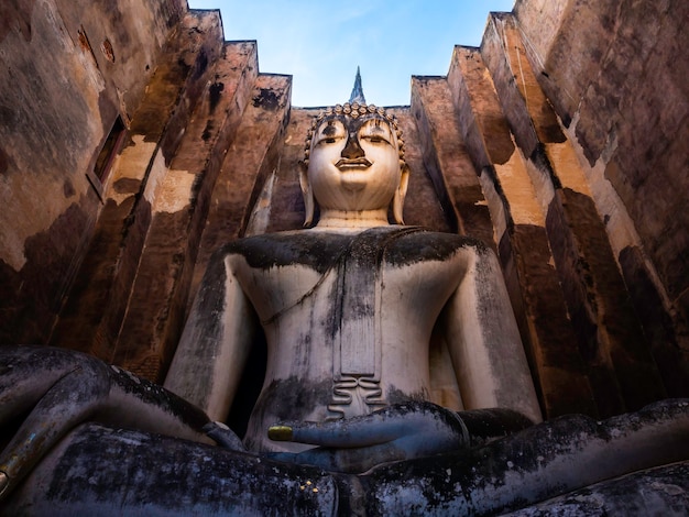 Incredibile scena dell'antica grande statua del Buddha all'interno della vecchia chiesa del tempio Wat Sri Chum, il famoso punto di riferimento nel Parco storico di Sukhothai, patrimonio mondiale dell'UNESCO in Thailandia.