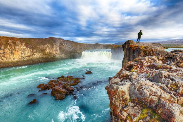 Incredibile scena paesaggistica della potente cascata Godafoss