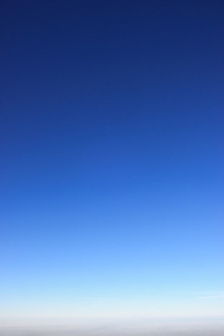 Incredibile sfondo sfumato di cielo al tramonto di colori blu chiaro. verticale