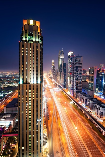 Incredibile skyline notturno del centro di Dubai e ingorgo durante l'ora di punta Sheikh Zayed Road Dubai Emirati Arabi Uniti