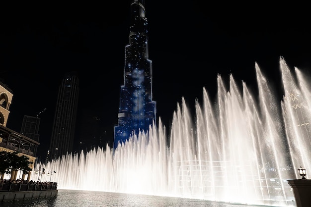 Incredibile spettacolo di fontane di fronte al grattacielo Burj Khalifa di notte a Dubai Fontane di fronte all'edificio Burj Khalifa