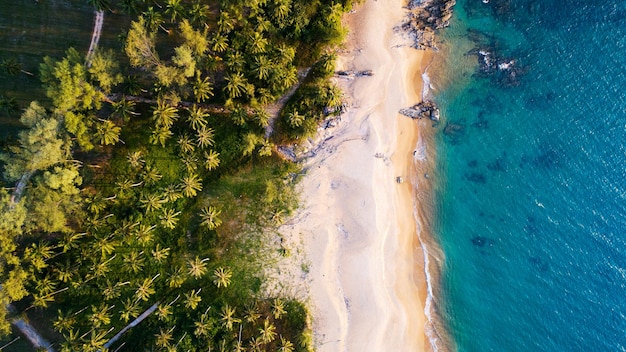 Incredibile spiaggia con vista dall'alto Vista aerea del mare della spiaggia tropicale nella bellissima isola di Phuket ThailandiaBella luce del tramonto o del paesaggio dell'alba