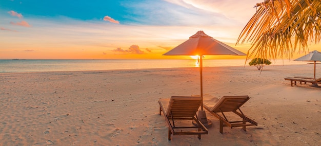 Incredibile spiaggia Coppia sedie sulla spiaggia sabbiosa mare cielo Vacanza estiva di lusso e località di villeggiatura