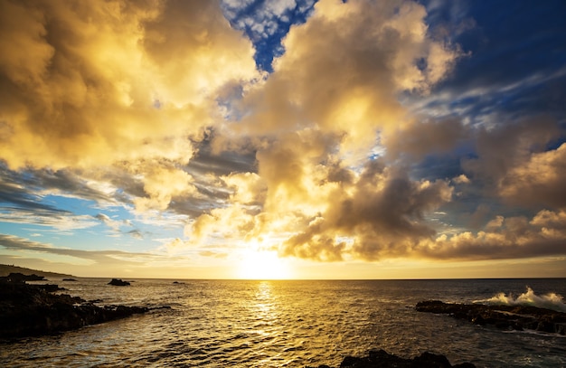 Incredibile spiaggia hawaiana al tramonto fantastico?