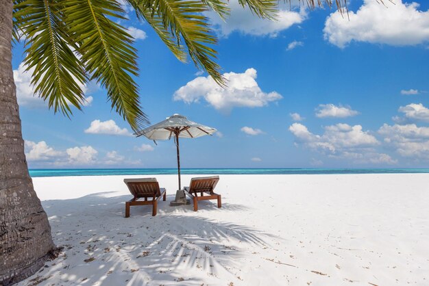 Incredibile spiaggia per le vacanze. Sedie sulla spiaggia di sabbia vicino al mare. Concetto di vacanza romantica estiva