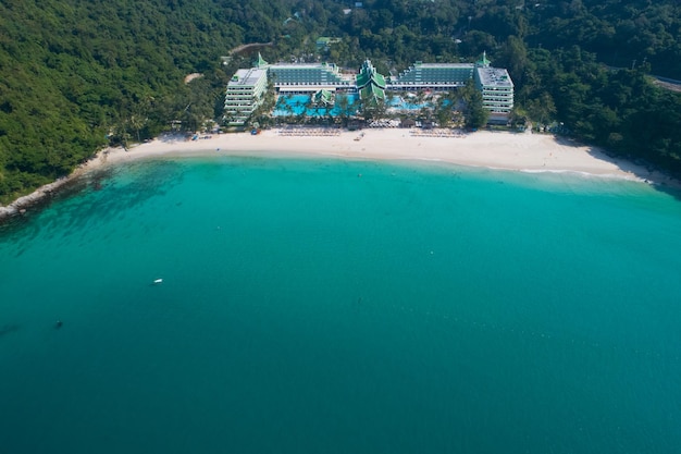 Incredibile spiaggia vista dall'alto Veduta aerea del mare della spiaggia tropicale nella bellissima isola di Phuket Bellissima spiaggia oceanica a Phuket Thailandia