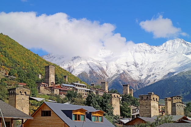 Incredibile torre medievale Svan nella città di Mestia con montagne del Caucaso innevate Georgia