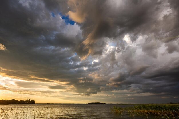 Incredibile tramonto ai laghi di Braslaw con il cielo nuvoloso distretto di Braslaw in Bielorussia