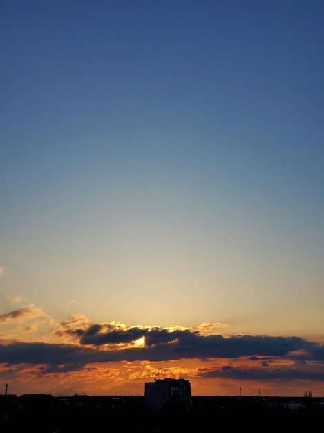 Incredibile tramonto blu e dorato paesaggio nuvole pesanti