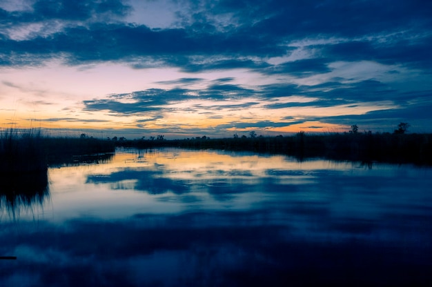 Incredibile tramonto del delta dell'Okavango in Botswana