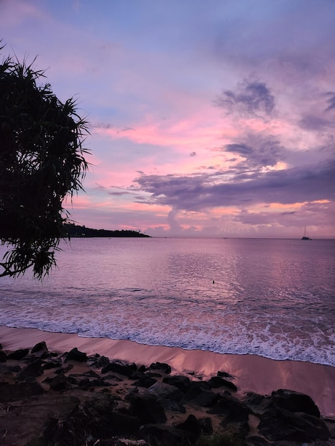 Incredibile tramonto rosa colorato nello Sri Lanka