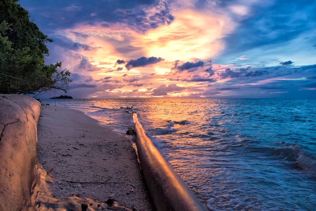 Incredibile tramonto sulla meravigliosa Turquoise Tropical Paradise Beach