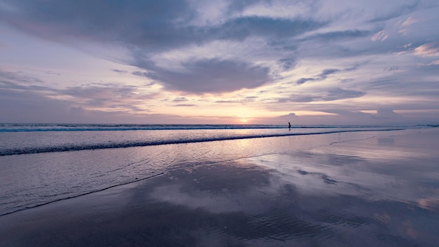 Incredibile tramonto sulla spiaggia di Legian a Bali, in Indonesia