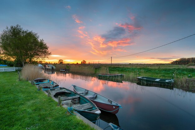 Incredibile tramonto sulle barche ormeggiate sul fiume a West Somerton