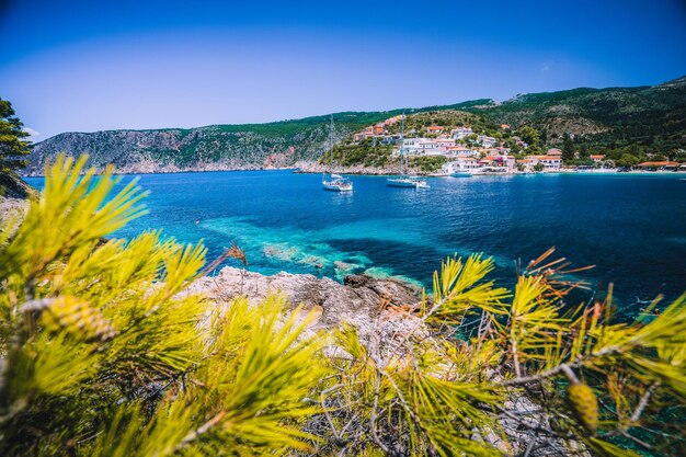 Incredibile villaggio di Assos Cefalonia Grecia Yacht da crociera bianchi ancorati in bellissimo smeraldo