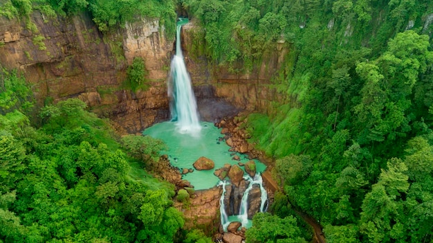 Incredibile vista aerea della cascata di Cikaso