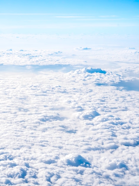 Incredibile vista del cielo dal finestrino dell'aereo