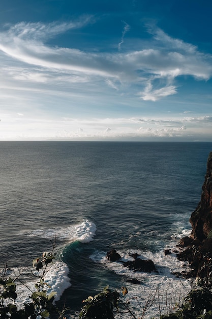 Incredibile vista dell'isola di Bali con cielo blu nuvole ocean cliff Viaggio estivo