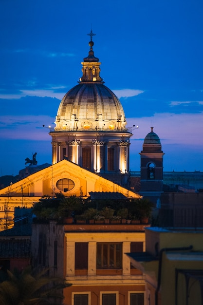 Incredibile vista della Roma notturna d'estate