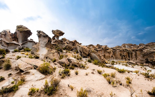 Incredibile vista di enormi rocce boliviane di forma diversa