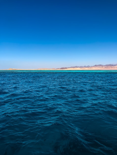 incredibile vista linea dell'orizzonte egitto. vista panoramica sulla superficie del mare blu lontano dalla costa. sfondo