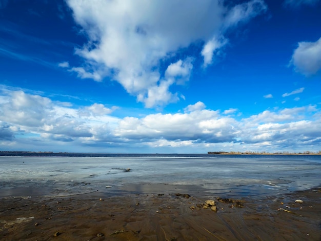 Incredibile vista panoramica del fiume di primavera Cielo azzurro colorato con nuvole