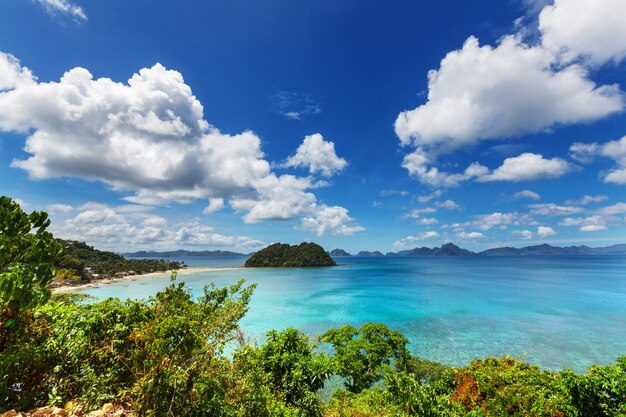 Incredibile vista panoramica della baia del mare e delle isole di montagna, Palawan, Filippine