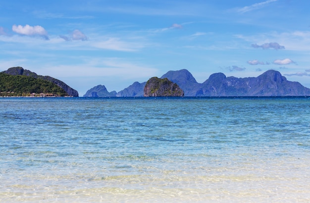 Incredibile vista panoramica della baia del mare e delle isole di montagna, Palawan, Filippine