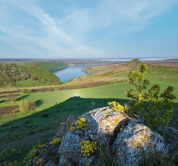 Incredibile vista primaverile sul Dnister River Canyon con pittoreschi campi di rocce fiori Questo luogo chiamato Shyshkovi Gorby Nahoriany Chernivtsi regione Ucraina