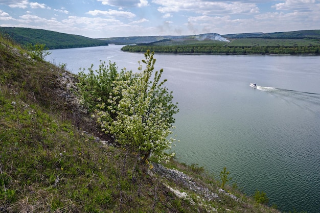 Incredibile vista primaverile sulla regione di Dnister River Canyon Chernivtsi Ucraina