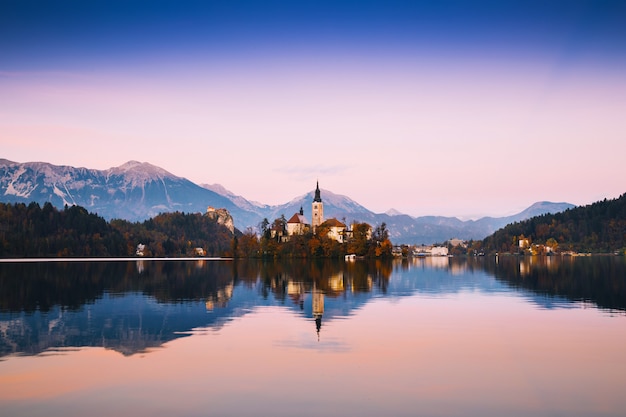 Incredibile vista sul lago di Bled autunno o inverno in Slovenia Europa T