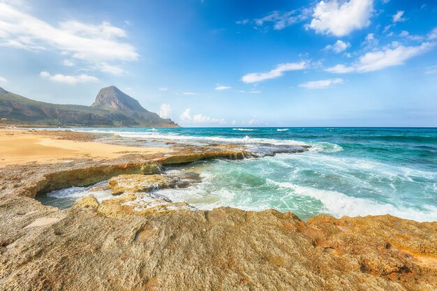 Incredibile vista sul mare della spiaggia dell'Isolidda vicino a Capo San Vito