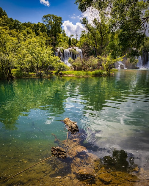 Incredibili cascate della cascata di Kravica in Bosnia ed Erzegovina