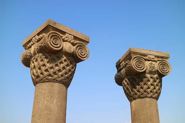 Incredibili colonne parzialmente ricostruite delle rovine della cattedrale di Zvartnots