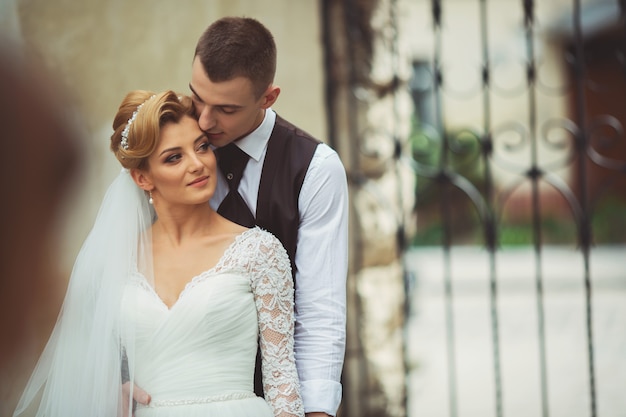 Incredibili giovani sposi della città del mattino. Passeggiata nel giorno del matrimonio