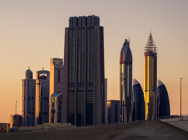 Incredibili grattacieli più alti nell'area della strada Sheikh Zayed durante il bellissimo tramonto Downtown Dubai Emirati Arabi Uniti