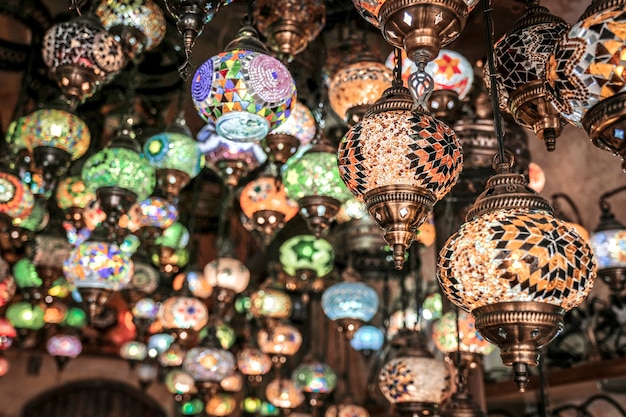 Incredibili lampade tradizionali turche fatte a mano nel negozio di souvenir locale, Goreme. Cappadocia Turchia